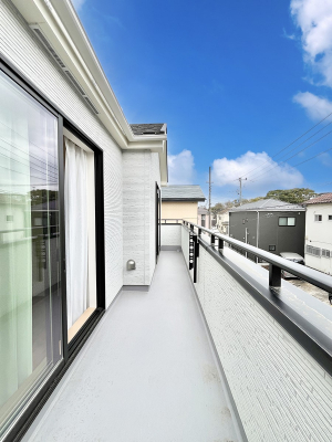 �o���R�j�[�@�����`Balcony�`�@������̃o���R�j�[�̑O�ɂ͉_�ȊO�ɑ��z���Ղ���̂�����܂���B�����󕨂������₷���A����薾�邭�C�����̂������������Ă��܂��B�g���₷���J���I�ȃo���R�j�[�ł���