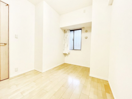 q@`Bed Room`@q͂qlɂƂđϏdȖ܂Bqlŉ߂Ԃ^邱ƂŁAh׋ԂRƑ܂畔̕Еt|ȂǂƂɌq܂B