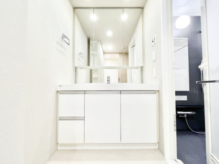 ʑEʏ@`Dressing Room`  FœꂳĂƁAXbLƐۂ܂B  ̗ɂ͂ՂƎ[Xy[XWI  ́AVv@\dāB  