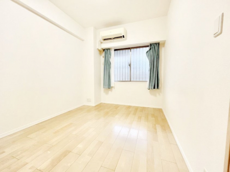 Q@`Bed Room`@؂̉肪₳t[O͈炬炷vCx[gԁB߂̃t[Oł̂ŁAǎƂ}b`AXɍLĂʂB