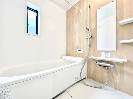 @S`Bath Room`  LXƂ͋C̗ǂoX[B  qlƈꏏɂCɓy݁Avöy[W܂؂ȏuԁB  X̔tbVłłB