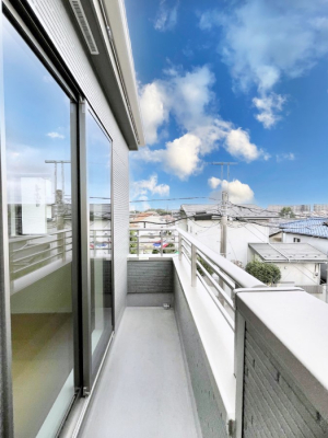 oRj[@`Balcony`@̃oRj[̑Oɂ͉_ȊOɑzՂ̂܂B󕨂₷A薾邭ĈĂ܂Bg₷JIȃoRj[ł