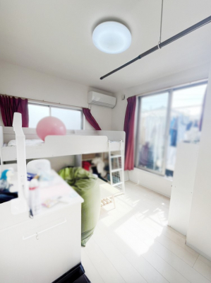 Q@`Bed Room`@oRj[̖邢݂܂BƂɌb܂ꂽB_炩RŒڊo߂炵邾낤B