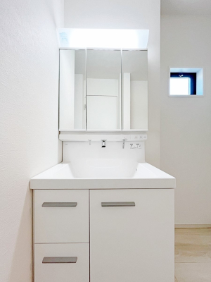 ʑEʏ@`Dressing Room`  FœꂳĂƁAXbLƐۂ܂B  ̗ɂ͂ՂƎ[Xy[XWI  ́AVv@\dāB