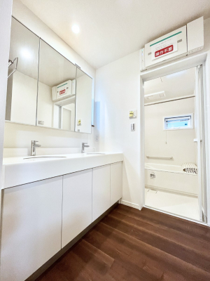 ̑@XS`Dressing Room`@_u{EʑBZłꂼ̃Xy[XłƐgxx邱Ƃł܂BƂ̐ʃXy[XŒ̐gxxX[YɁB