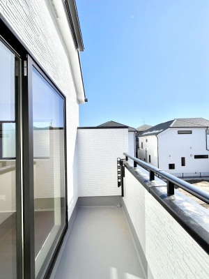 �o���R�j�[�@������B�������`Balcony�`�@������̃o���R�j�[�̑O�ɂ͉_�ȊO�ɑ��z���Ղ���̂�����܂���B�����󕨂������₷���A����薾�邭�C�����̂������������Ă��܂��B�Ƒ��S�����̐��󕨂���C�Ɋ����܂��B