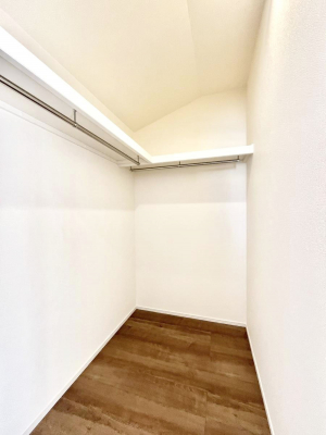 ���̑��@������B�������`Walk-in Closet�`�@��������̗m���������Ă��V���ɂȂ�ɂ����E�H�[�N�C���N���[�[�b�g�B�m���ȊO�ɂ��A���i�g��Ȃ��Ɠd��X�[�c�P�[�X�A�X�g�b�N�i�Ȃǉ��ł��Еt����������Ԃł��B