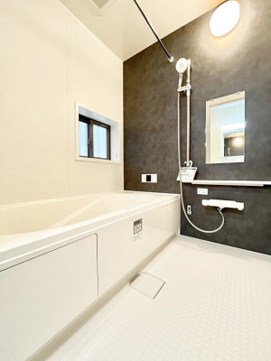 �����@������C�������`Bath Room�`�@���t���̃o�X���[���́A�̌������薾�邭�C�����̗ǂ���Ԃł��B�������邱�ƂŁA���C�����ǍD�B������芰����o�X���[���ŁA�����̃o�X�^�C�����y���݂ɂȂ肻���ł��B