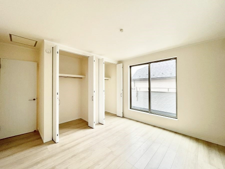 ���̑����ρ@������C�������`Bed Room�`  �S�����ɂ͎��[�N���[�[�b�g�������I���i�g���̂��m���⏬���͂������A�G�ߕ��̂��m���Ȃǂ���������Ɛ������ڂ����܂������܂��B  ������Ԃ��L���g�p�ł��܂��ˁB