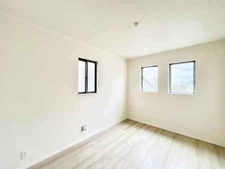 �q�������@������C�������`Bed Room�`�@�q�������͂��q�l�ɂƂ��đ�Ϗd�Ȗ���������܂��B�q����l�ŉ߂�����Ԃ�^���邱�ƂŁA�h���׋����Ԃ����R�Ƒ����܂����畔���̕Еt����|���Ȃǂ��������ƂɌq����܂��B