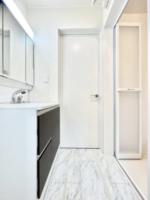 ���̑��@������A�������`Dressing Room�`�@���邭����������p�E�_�[���[���B�����g���ꏊ�����炱���A���K�ȋ�ԂƂȂ��Ă���܂��B�V�����v�[�h���b�T�[���̗p���Ă���܂��̂ŁA���V��������y�ɏo���܂��B