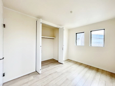 �q�������@������A�������`Bed Room�`�@�q�������͂��q�l�ɂƂ��đ�Ϗd�Ȗ���������܂��B�q����l�ŉ߂�����Ԃ�^���邱�ƂŁA�h���׋����Ԃ����R�Ƒ����܂����畔���̕Еt����|���Ȃǂ��������ƂɌq����܂��B