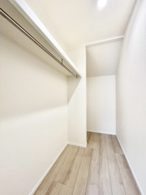 ���̑��@������A�������`Walk-in Closet�`�@��������̗m���������Ă��V���ɂȂ�ɂ����E�H�[�N�C���N���[�[�b�g�B�m���ȊO�ɂ��A���i�g��Ȃ��Ɠd��X�[�c�P�[�X�A�X�g�b�N�i�Ȃǉ��ł��Еt����������Ԃł��B