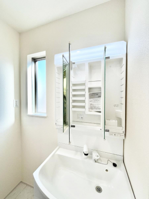 ���̑����ρ@�O�ʋ��̗��ɁA���ϕi��q���p�i�Ȃǂ����[�\�B���ʑ����������ƕۂ��܂��I