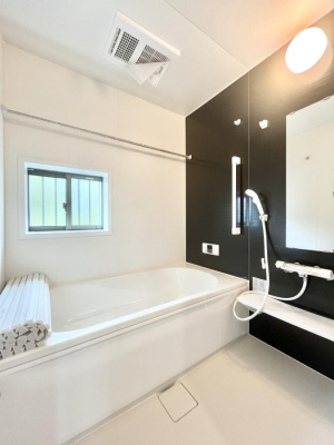 @A`Bath Room`@t̃oX[́Ǎ薾邭C̗ǂԂłB邱ƂŁACǍDB芰oX[ŁÃoX^Cy݂ɂȂ肻łB