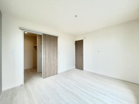 Q@A`Bed Room`@ulvƂvwł肭낰WICt̐QB̉Ǝ₨dɔꂽ̓tJtJ̃xbgŖĂBKȍL