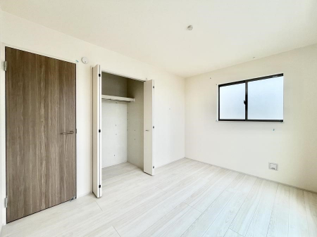 q@A`Bed Room`@q͂qlɂƂđϏdȖ܂Bqlŉ߂Ԃ^邱ƂŁAh׋ԂRƑ܂畔̕Еt|ȂǂƂɌq܂B