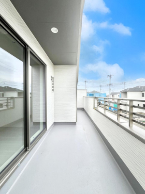 oRj[@A`Balcony`@̃oRj[̑Oɂ͉_ȊOɑzՂ̂܂B󕨂₷A薾邭ĈĂ܂Bg₷JIȃoRj[ł