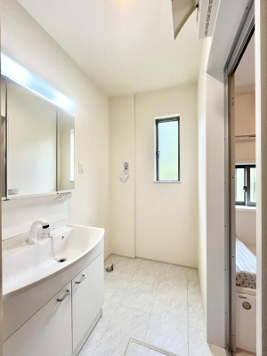 ̑@Ă̂ŎC̑ꏊłC\s܂B̐gxxCǂI