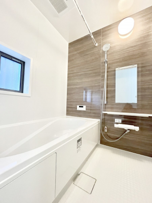 �����@������A�������`Bath Room�`�@����L�΂��ē������邱�Ƃ��\�I����̔�������M�d�ȃo�X�^�C���ł��B���q�l�Ƃ��ꏏ�ł��\���ȍL���Ȃ̂ŁA���r���O�Ƃ͈�����Ƒ��c�R�̂ЂƎ������y���݂��������܂��B