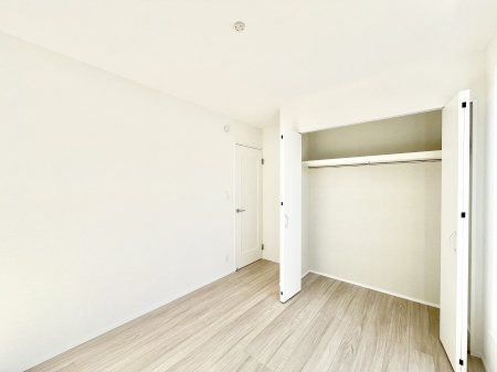 ���̑����ρ@������A�������`Bed Room�`�@�؂̉����肪�₳�����t���[�����O�͈��炬�������炷�v���C�x�[�g��ԁB����߂̃t���[�����O�ł��̂ŁA�ǎ��Ƃ��}�b�`���A���������X�ɍL�������Ă������ʂ��B