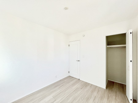 �q�������@������A�������`Bed Room�`�@�q�������͂��q�l�ɂƂ��đ�Ϗd�Ȗ���������܂��B�q����l�ŉ߂�����Ԃ�^���邱�ƂŁA�h���׋����Ԃ����R�Ƒ����܂����畔���̕Еt����|���Ȃǂ��������ƂɌq����܂��B