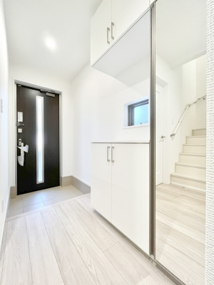 ���ց@������A�������`Entrance�`�@���ʔ��~���[�t�Ȃ̂ŁA���o�����O�̐g�����Ȃ݃`�F�b�N�Ɂ����ւ͂��q�l�����o�}�������ԍŏ��̏ꏊ�A�A���Ă��鎞�ɓ���ŏ��̏ꏊ�B����ȏꏊ�����炱���A���ǂ���ԂɁ�