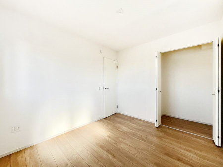 Q@`Bed Room`@̂ˌẴbgłBƑƂŎ苷ɊĂZ܂ˌĂł͊evCoV[ۂƂł܂BZ܂ɂƂ肪܂SbNXł܂