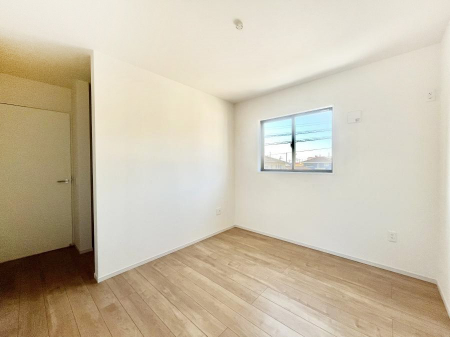 q@`Bed Room`@q͂qlɂƂđϏdȖ܂Bqlŉ߂Ԃ^邱ƂŁAh׋ԂRƑ܂畔̕Еt|ȂǂƂɌq܂B