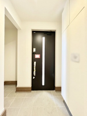 ���ց@�K���X�X���b�g�̓��������փh�A�������Ɍ���͂��Ă���܂�