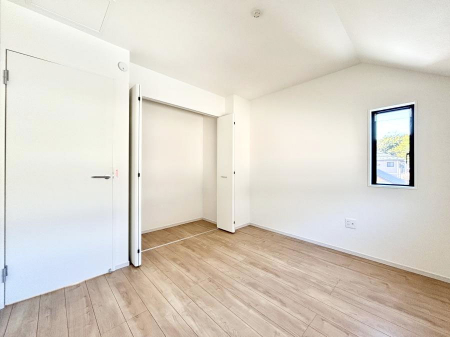 �Q���@�������P�������`Bed Room�`  �����ɂ͎��[�N���[�[�b�g�������I���i�g���̂��m���⏬���͂������A�G�ߕ��̂��m���Ȃǂ���������Ɛ������ڂ����܂������܂��B  ������Ԃ��L���g�p�ł��܂��ˁB