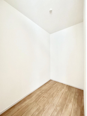 ���̑��@�������P�������`Walk-in Closet�`�@��������̗m���������Ă��V���ɂȂ�ɂ����E�H�[�N�C���N���[�[�b�g�B�m���ȊO�ɂ��A���i�g��Ȃ��Ɠd��X�[�c�P�[�X�A�X�g�b�N�i�Ȃǉ��ł��Еt����������Ԃł��B