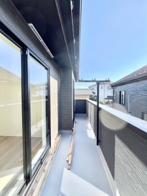 �o���R�j�[�@�������P�������`Balcony�`�@������̃o���R�j�[�̑O�ɂ͉_�ȊO�ɑ��z���Ղ���̂�����܂���B�����󕨂������₷���A����薾�邭�C�����̂������������Ă��܂��B�g���₷���J���I�ȃo���R�j�[�ł���