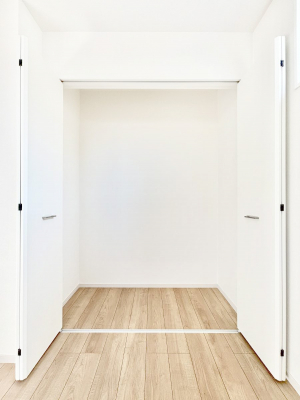 ���[�@�����`Closet�`�@�ǖʃN���[�[�b�g������΃^���X��u���K�v���Ȃ��A�o������̂Ȃ��X�b�L����Ԃ��ێ��ł��܂��B����ꂽ�X�y�[�X��L���Ɋ��p�ł������B�G�߂̈ߗނ��̕i�Ȃǂ����Ղ���[�o���܂��ˁ�