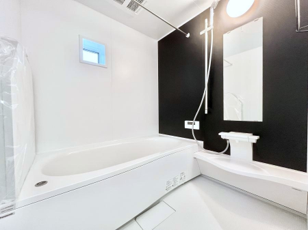 @No.1`Bath Room`@L΂ē邱Ƃ\I̔MdȃoX^CłBqlƂꏏł\ȍLȂ̂ŁArOƂ͈ƑcR̂ЂƎy݂܂B