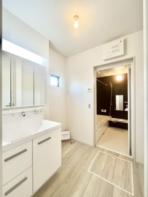 ̑@`Dressing Room`@邭pE_[[Bgꏊ炱AKȋԂƂȂĂ܂BVv[hbT[̗pĂ܂̂ŁAVyɏo܂B