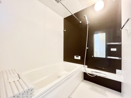 @`Bath Room`@ƑL΂ē邱Ƃ\I̔MdȃoX^CłBqlƂꏏł\ȍLȂ̂ŁArOƂ͈ƑcR̂ЂƎy݂܂B