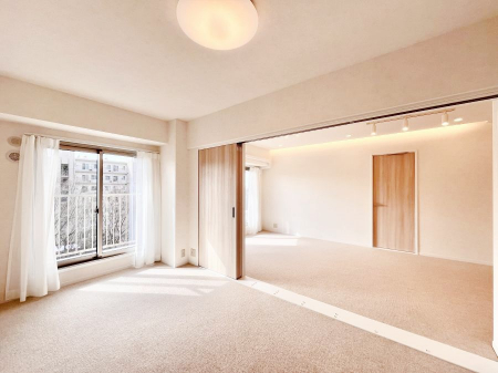 ���̑����ρ@���r���O�ɗאڂ����m���B�����˂��J������ƃ��r���O�ƌq����e���̋�Ԃɕϐg�I 