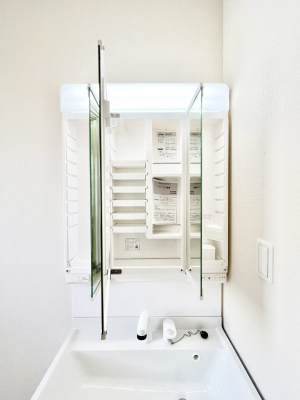 ���̑����ρ@�O�ʋ��̗��ɁA���ϕi��q���p�i�Ȃǂ����[�\�B���ʑ����������ƕۂ��܂��I