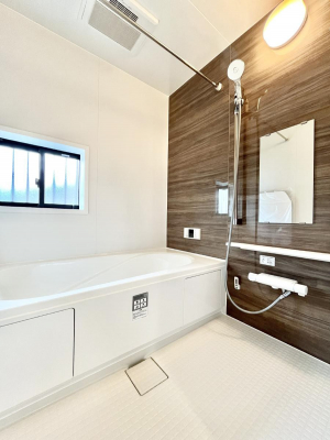 @`Bath Room`@L΂ē邱Ƃ\I̔MdȃoX^CłBqlƂꏏł\ȍLȂ̂ŁArOƂ͈ƑcR̂ЂƎy݂܂B