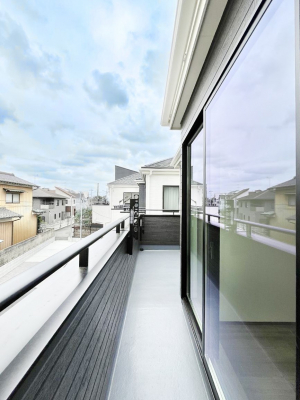 oRj[@`Balcony`@̃oRj[̑Oɂ͉_ȊOɑzՂ̂܂B󕨂₷A薾邭ĈĂ܂Bg₷JIȃoRj[ł