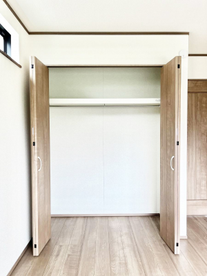 [@`Closet`@ǖʃN[[bg΃^XuKvȂAôȂXbLԂێł܂BꂽXy[XLɊpłBG߂̈ߗނ̕iȂǂՂ[o܂ˁ