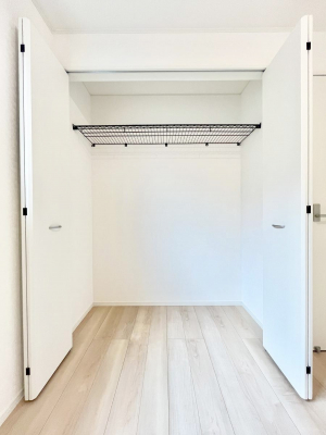 [@`Closet`@ǖʃN[[bg΃^XuKvȂAôȂXbLԂێł܂BꂽXy[XLɊpłBG߂̈ߗނ̕iȂǂՂ[o܂ˁ