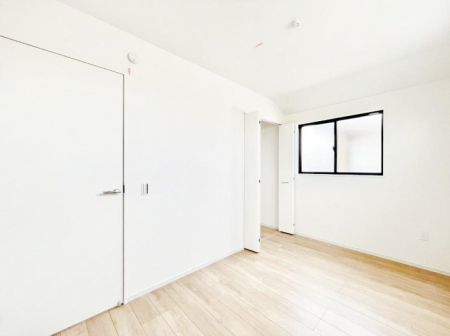 q@P`Bed Room`@q͂qlɂƂđϏdȖ܂Bqlŉ߂Ԃ^邱ƂŁAh׋ԂRƑ܂畔̕Еt|ȂǂƂɌq܂B