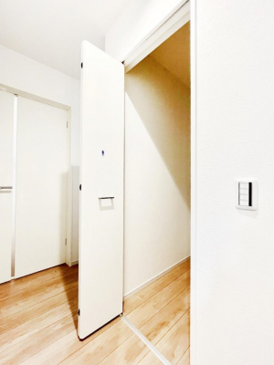 ̑@P`Walk-in Closet`@1Kz[ɂ͋Gߕi̕iȂǂՂ[oEH[NCN[[bgIՂ̎[ŋɃmӂ̂hC̗ǂ炵B