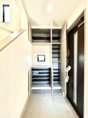 ���̑����ρ@�ݔ���B�����������Ղ���[�ł���V���[�Y�{�b�N�X�ŉƑ��S���̌C���A���ւ�������B