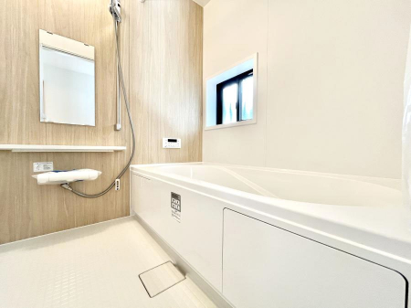 �����@������A�������`Bath Room�`�@���t���̃o�X���[���́A�̌������薾�邭�C�����̗ǂ���Ԃł��B�������邱�ƂŁA���C�����ǍD�B������芰����o�X���[���ŁA�����̃o�X�^�C�����y���݂ɂȂ肻���ł��B