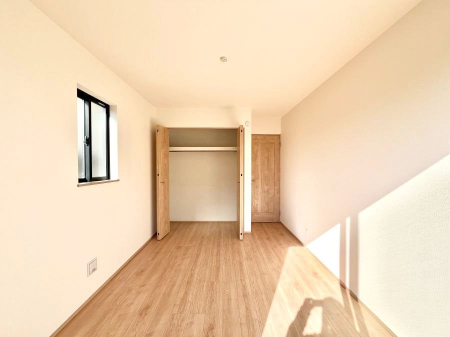 �Q���@������A�������`Bed Room�`  �S�����ɂ͎��[�N���[�[�b�g�������I���i�g���̂��m���⏬���͂������A�G�ߕ��̂��m���Ȃǂ���������Ɛ������ڂ����܂������܂��B  ������Ԃ��L���g�p�ł��܂��ˁB