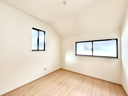 �q�������@������A�������`Bed Room�`�@�q�������͂��q�l�ɂƂ��đ�Ϗd�Ȗ���������܂��B�q����l�ŉ߂�����Ԃ�^���邱�ƂŁA�h���׋����Ԃ����R�Ƒ����܂����畔���̕Еt����|���Ȃǂ��������ƂɌq����܂��B