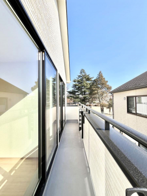 �o���R�j�[�@������A�������`Balcony�`�@������̃o���R�j�[�̑O�ɂ͉_�ȊO�ɑ��z���Ղ���̂�����܂���B�����󕨂������₷���A����薾�邭�C�����̂������������Ă��܂��B�g���₷���J���I�ȃo���R�j�[�ł���